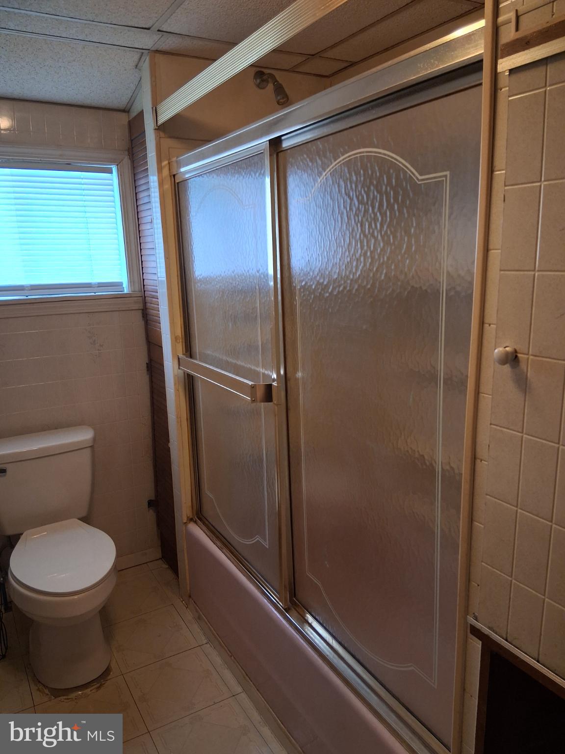 265 View Street Johnstown, PA 15902 - Photo 31 of 60 Full upstairs bathroom picture #3.