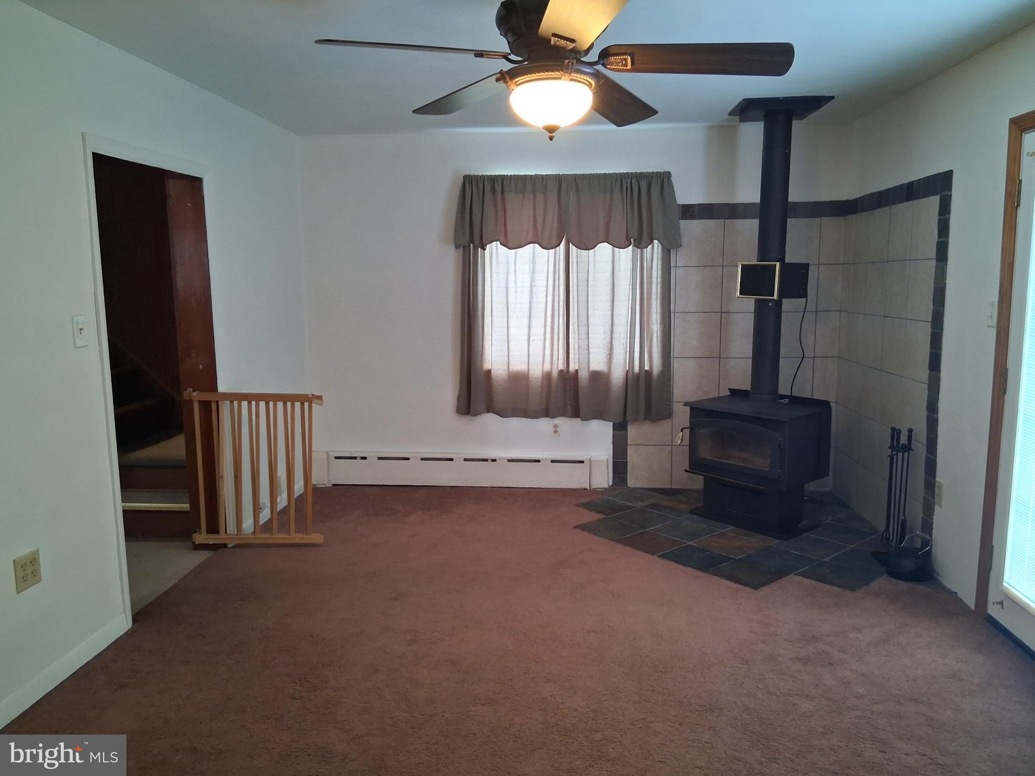 265 View Street Johnstown, PA 15902 - Photo 10 of 60 Living room off the kitchen picture #1.