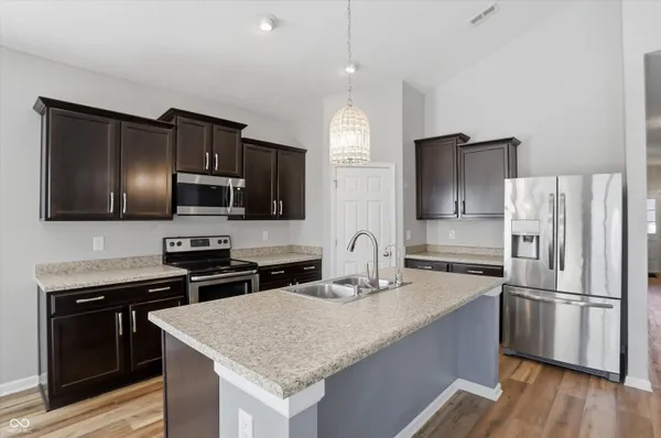 $349,900 | 121 Halldale Drive, Whiteland, IN 46184