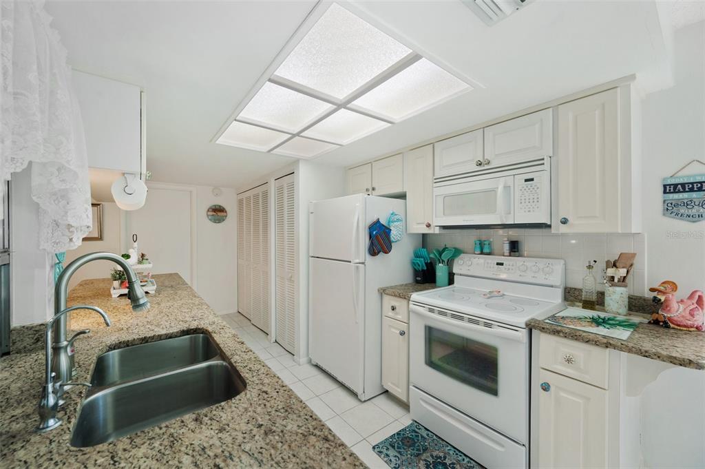 4659 Coachmen Road New Port Richey, FL 34655 - Photo 19 of 40 Kitchen with granite counters