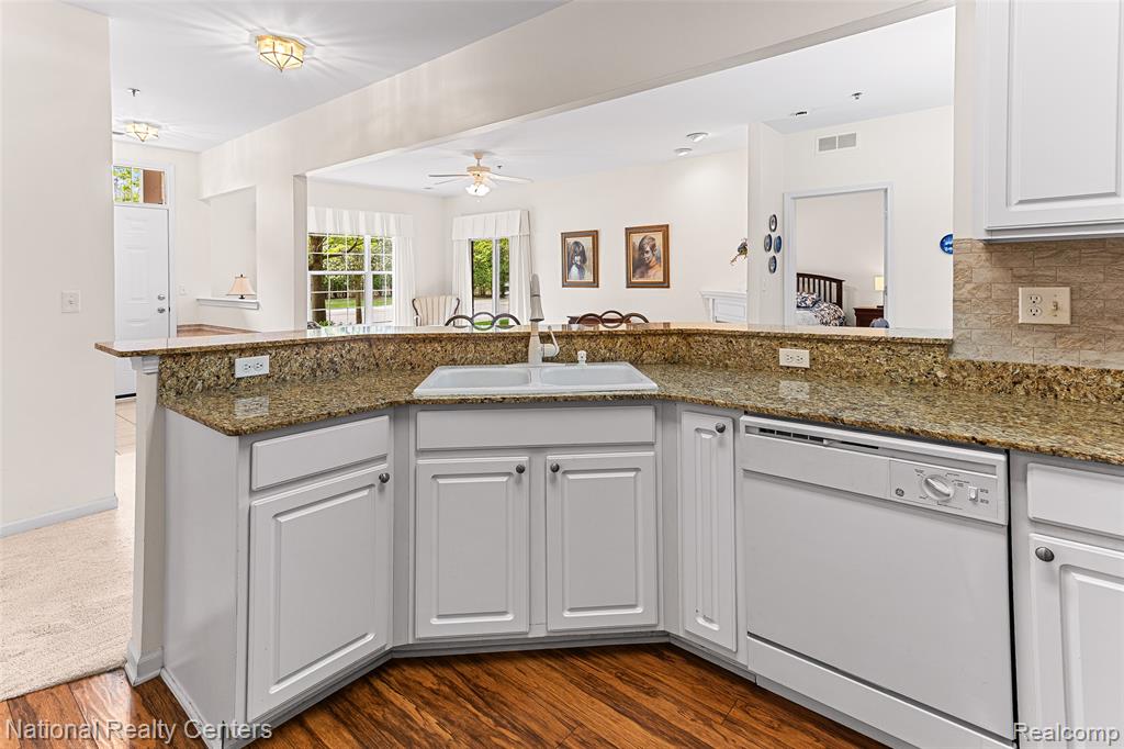 1637 Deepwood Circle Rochester, MI 48307 - Photo 14 of 34