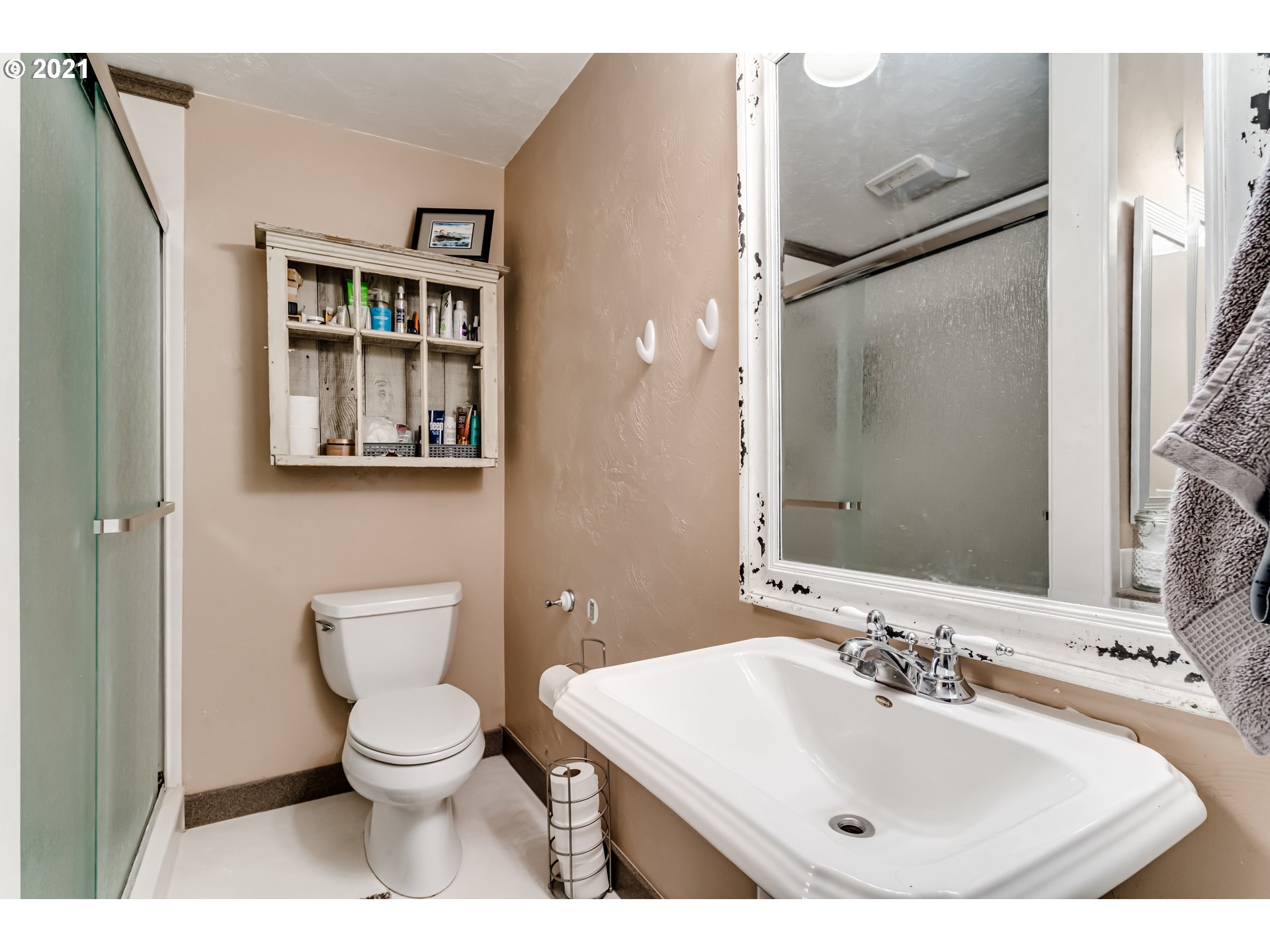 3324 Montebello Avenue Springfield, OR 97477 - Photo 18 of 32 a bathroom with a sink a toilet and shower