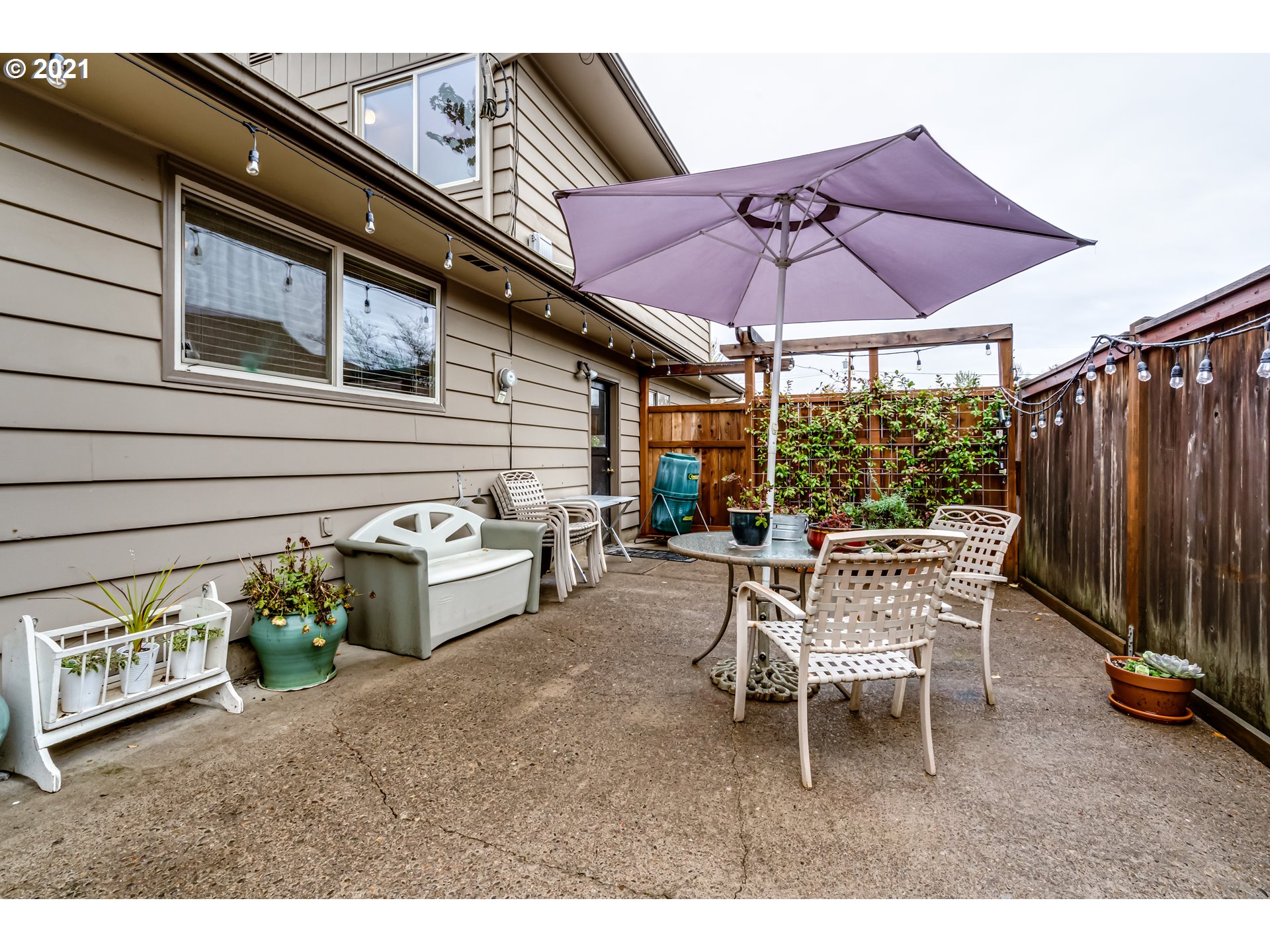 3324 Montebello Avenue Springfield, OR 97477 - Photo 21 of 32 a backyard of a house with table and chairs