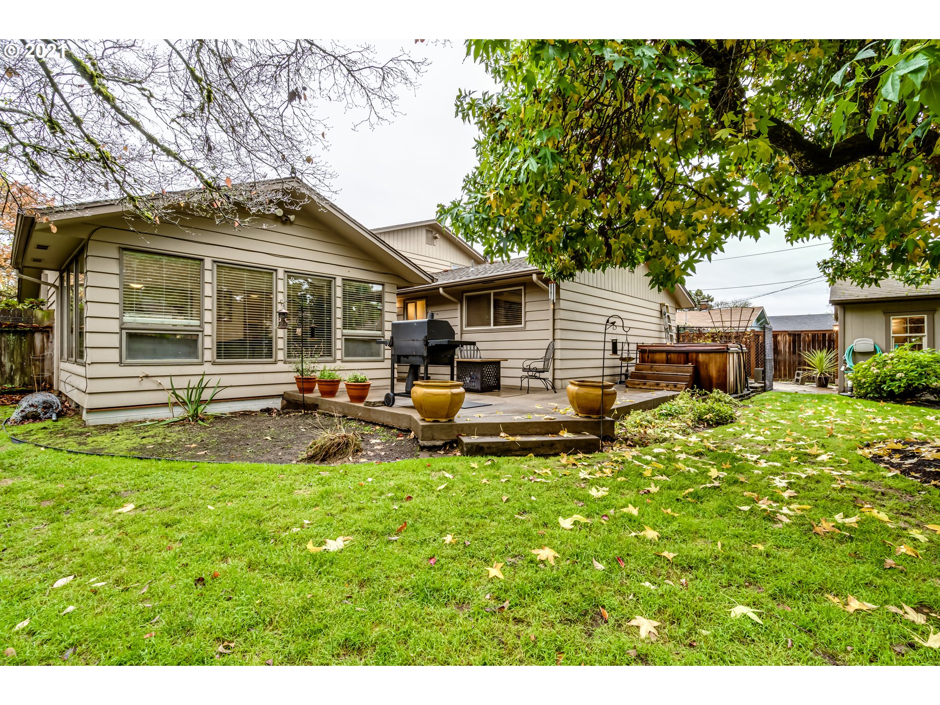 3324 Montebello Avenue Springfield, OR 97477 - Photo 24 of 32 a house view with a sitting space and garden