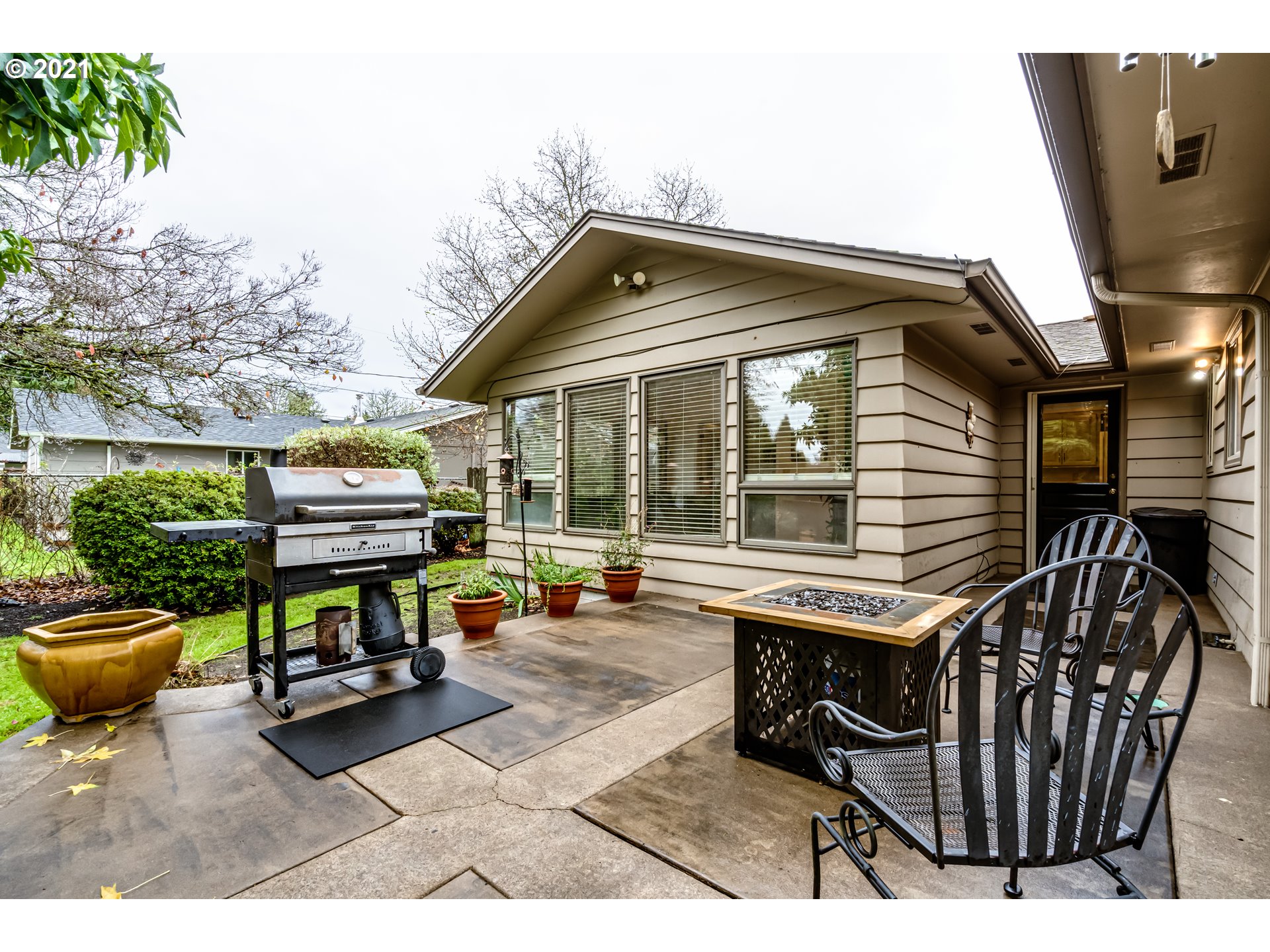 3324 Montebello Avenue Springfield, OR 97477 - Photo 25 of 32 a backyard of a house with barbeque oven table and chairs