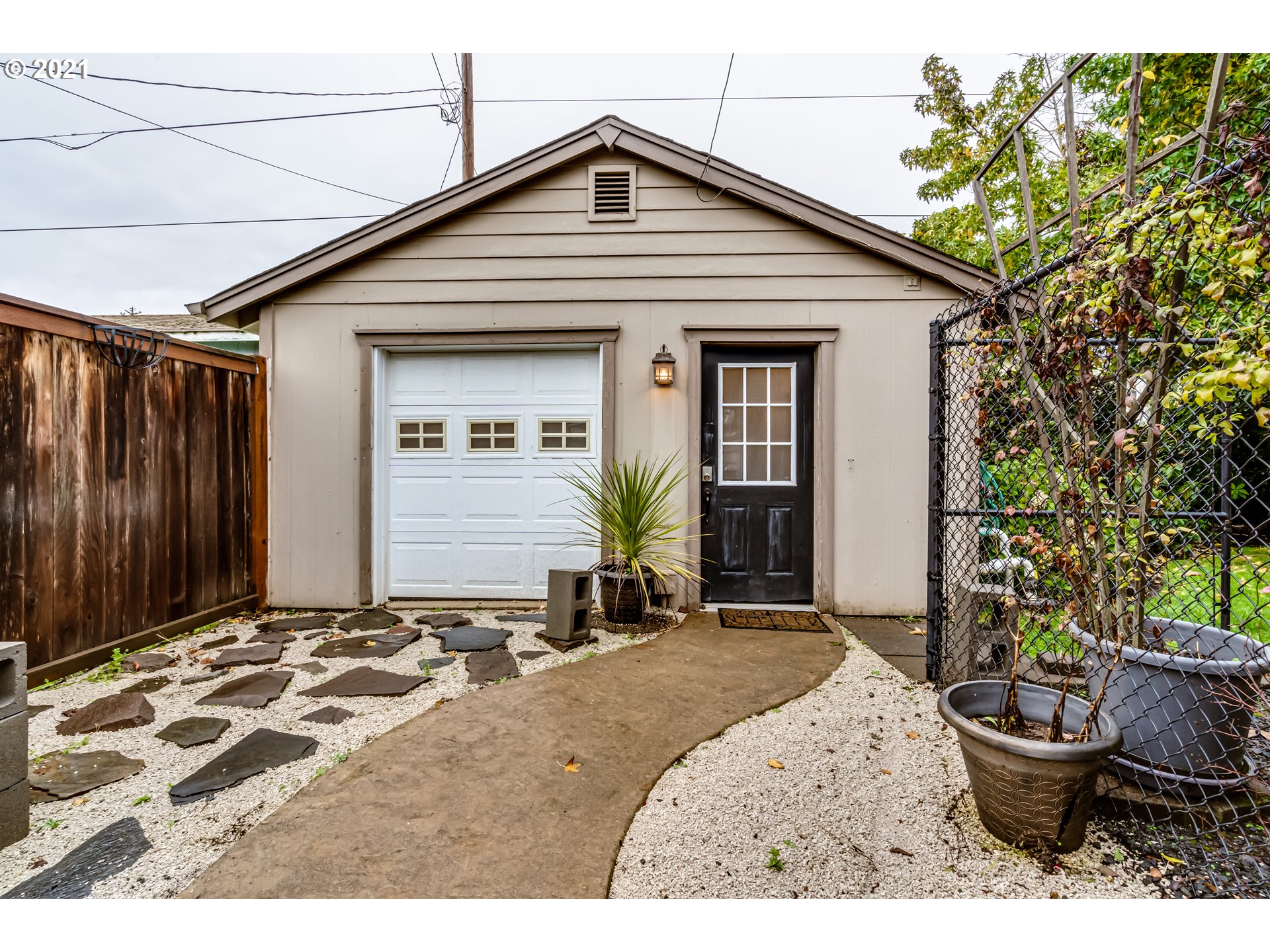 3324 Montebello Avenue Springfield, OR 97477 - Photo 27 of 32 a front view of house with potted plant