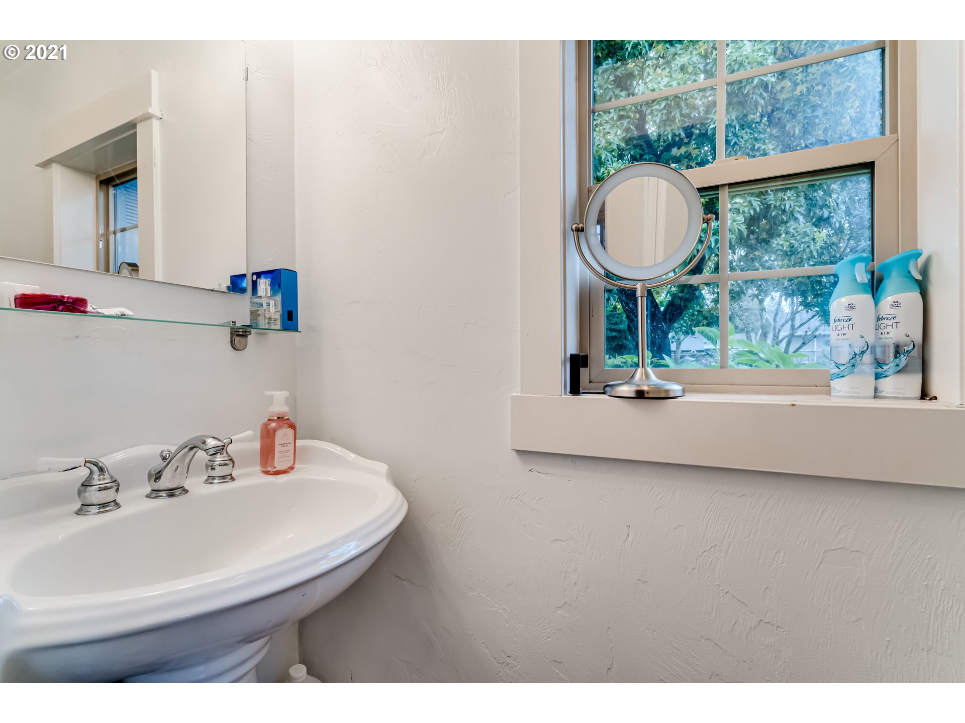 3324 Montebello Avenue Springfield, OR 97477 - Photo 31 of 32 a bathroom with a sink and a mirror
