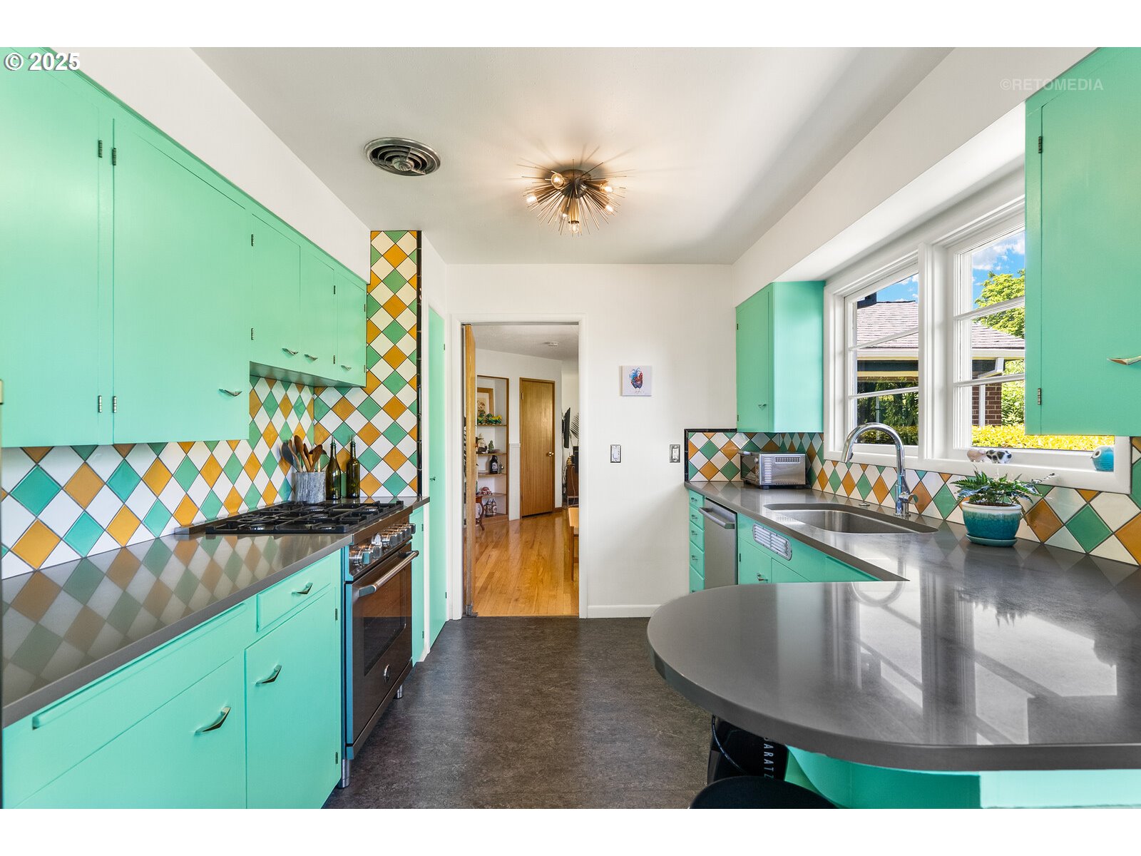 3440 Southwest Primrose Street Portland, OR 97219 - Photo 13 of 31 Gallery Image 13