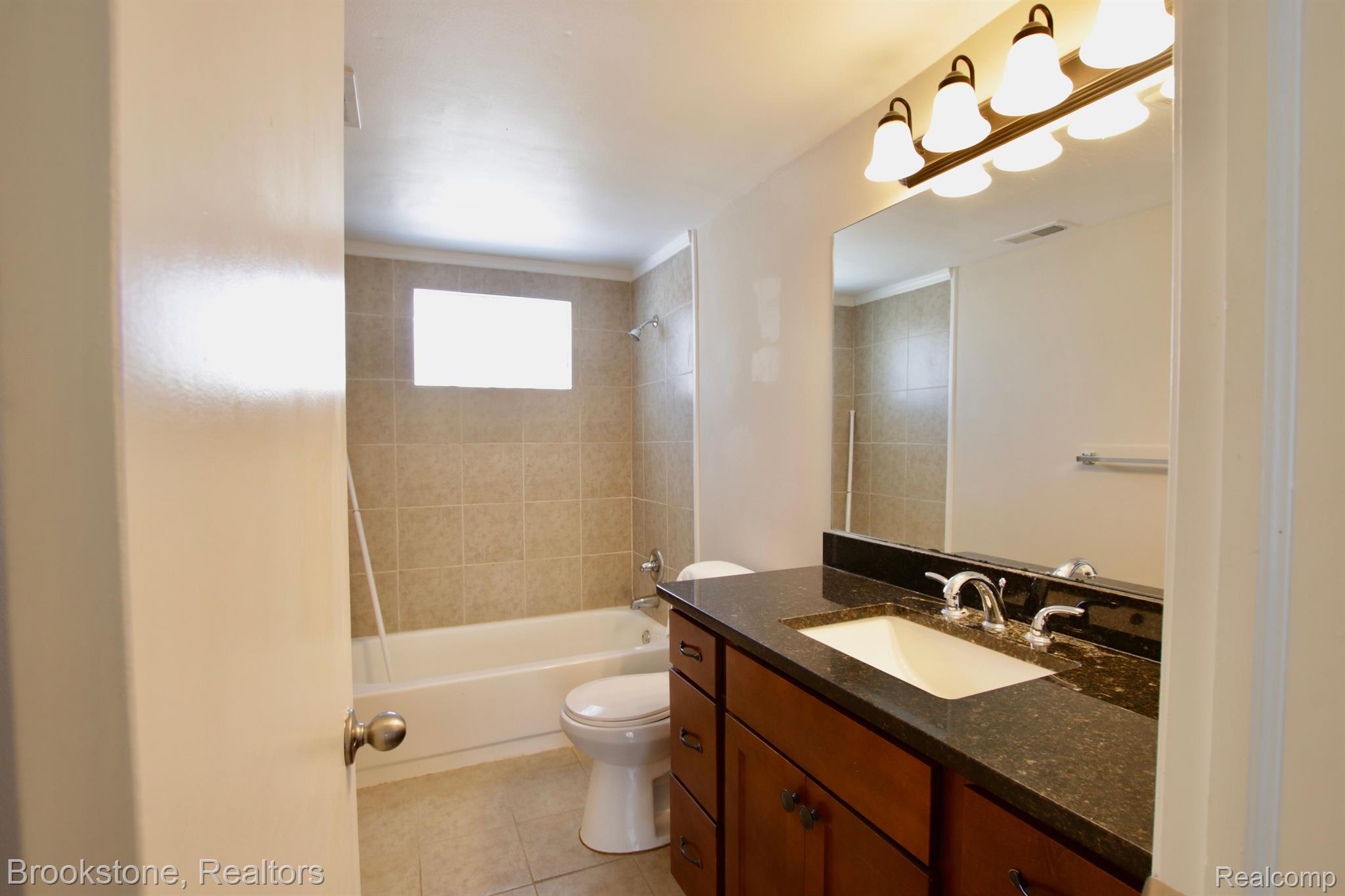 511 4th Street Fenton, MI 48430 - Photo 13 of 22 Main bath