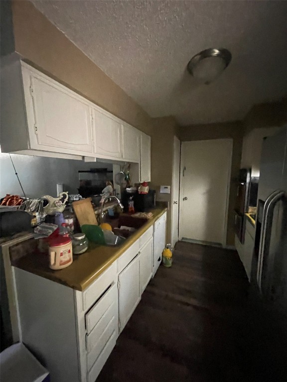 5227 Apala Drive Houston, TX 77032 - Photo 3 of 6 a kitchen with a stove and a refrigerator