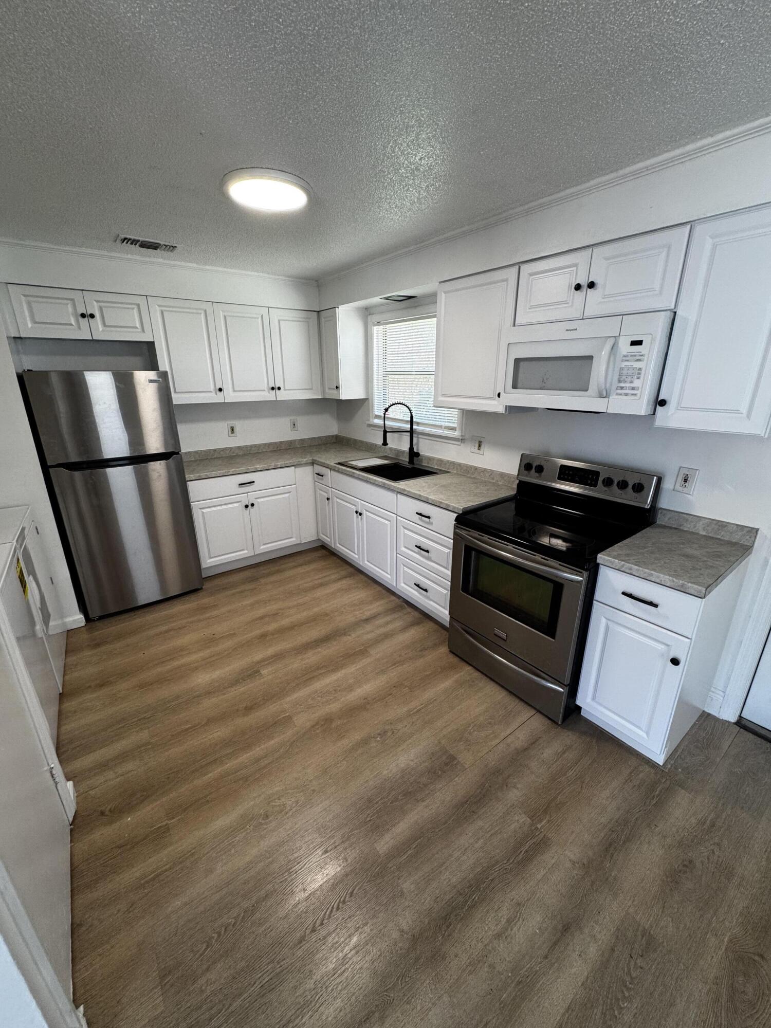 1464 West 32nd Street Riviera Beach, FL 33404 - Photo 3 of 28 kitchen