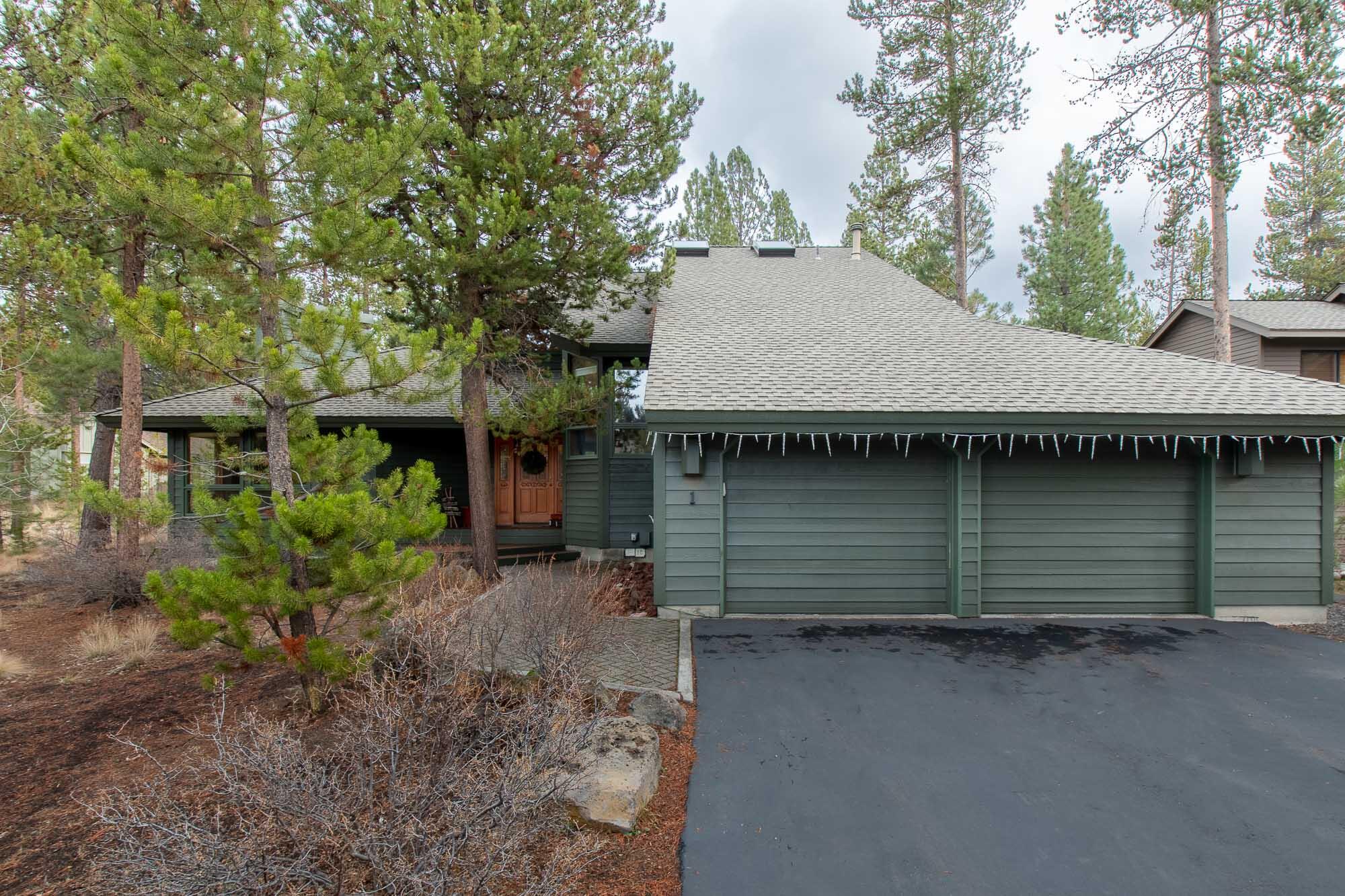 18143 Modoc Lane Sunriver, OR 97707 - Photo 28 of 28 Front Exterior/Garage
