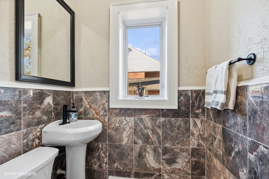 730 Sheridan Road Wilmette, IL 60091 - Photo 20 of 43 a bathroom with a sink and a mirror