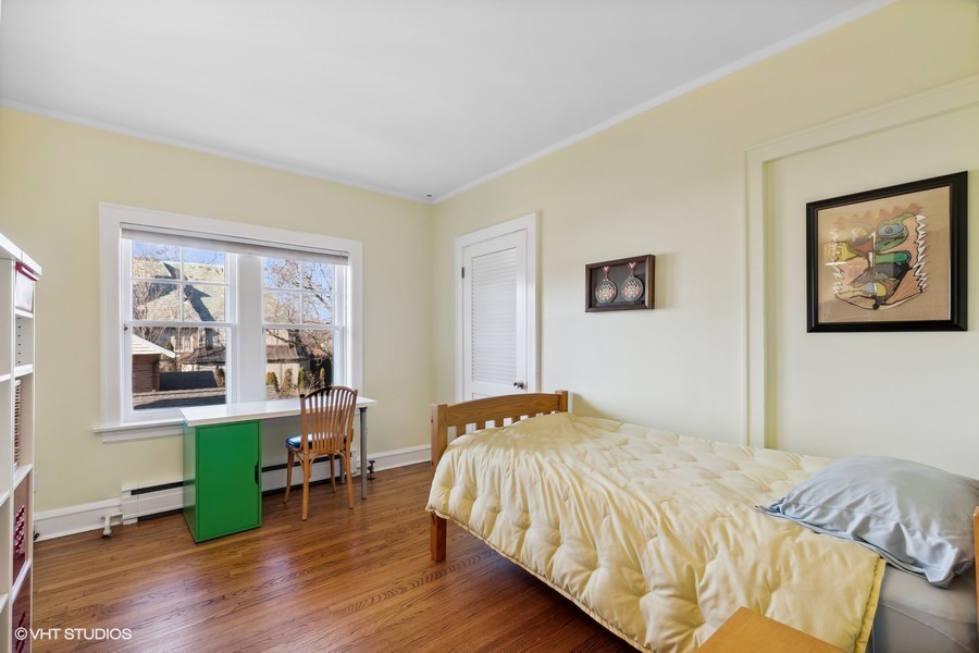730 Sheridan Road Wilmette, IL 60091 - Photo 26 of 43 a bedroom with a bed and a chair