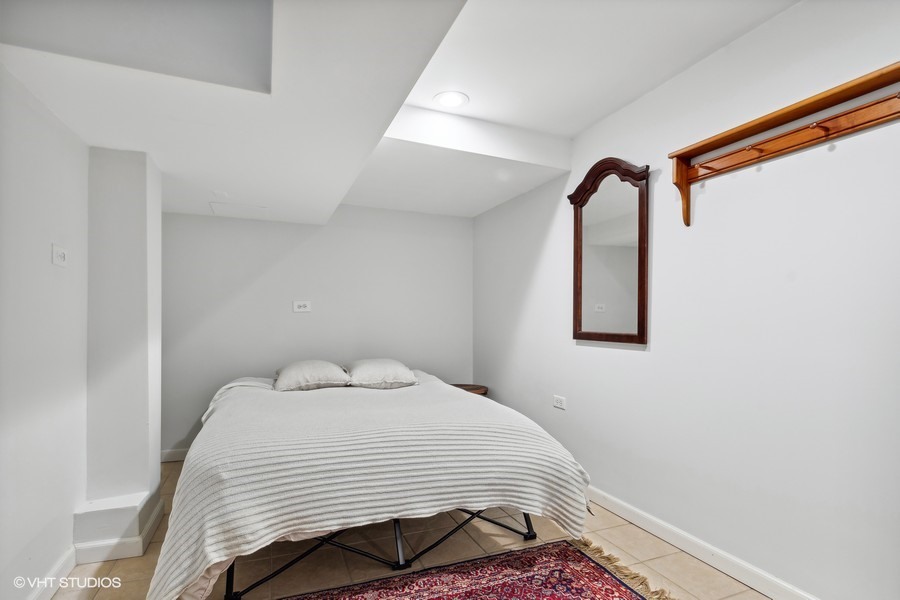 730 Sheridan Road Wilmette, IL 60091 - Photo 34 of 43 a bedroom with a bed and a window