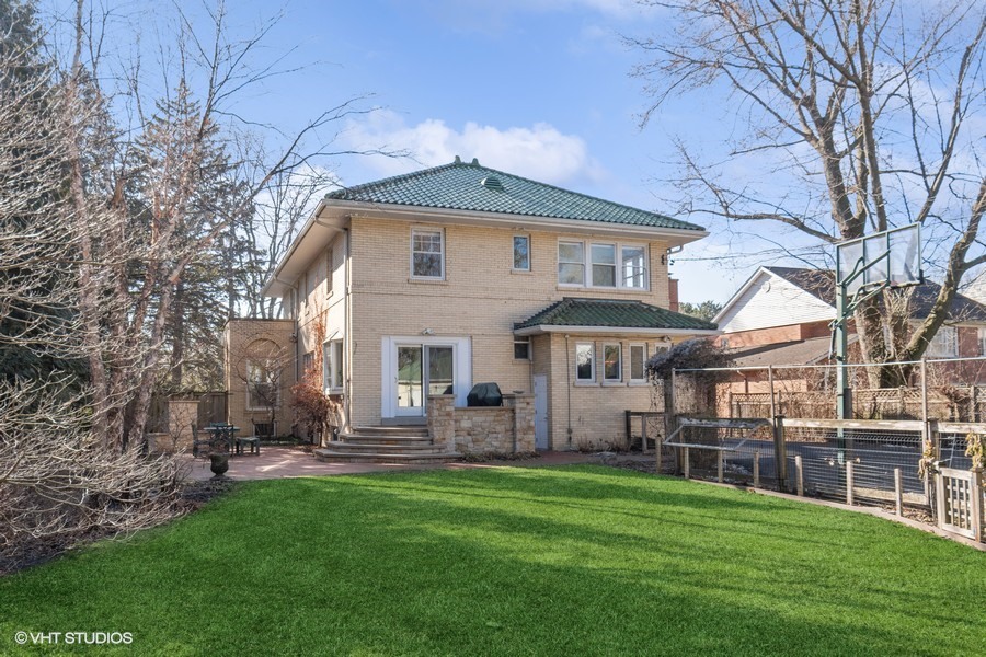 730 Sheridan Road Wilmette, IL 60091 - Photo 35 of 43 a front view of a house with a garden