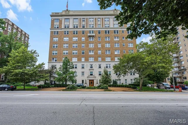 $325,000 | 709 South Skinker Boulevard, Unit 601, St. Louis, MO 63105