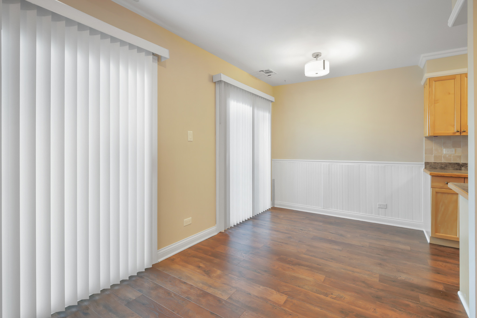 725 West Huntington Commons Road, Unit 306 Mount Prospect, IL 60056 - Photo 5 of 26 Gallery Image 5