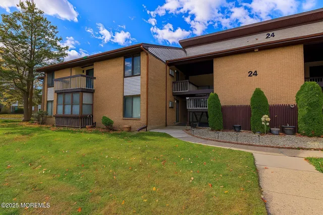 a view of a house with backyard
