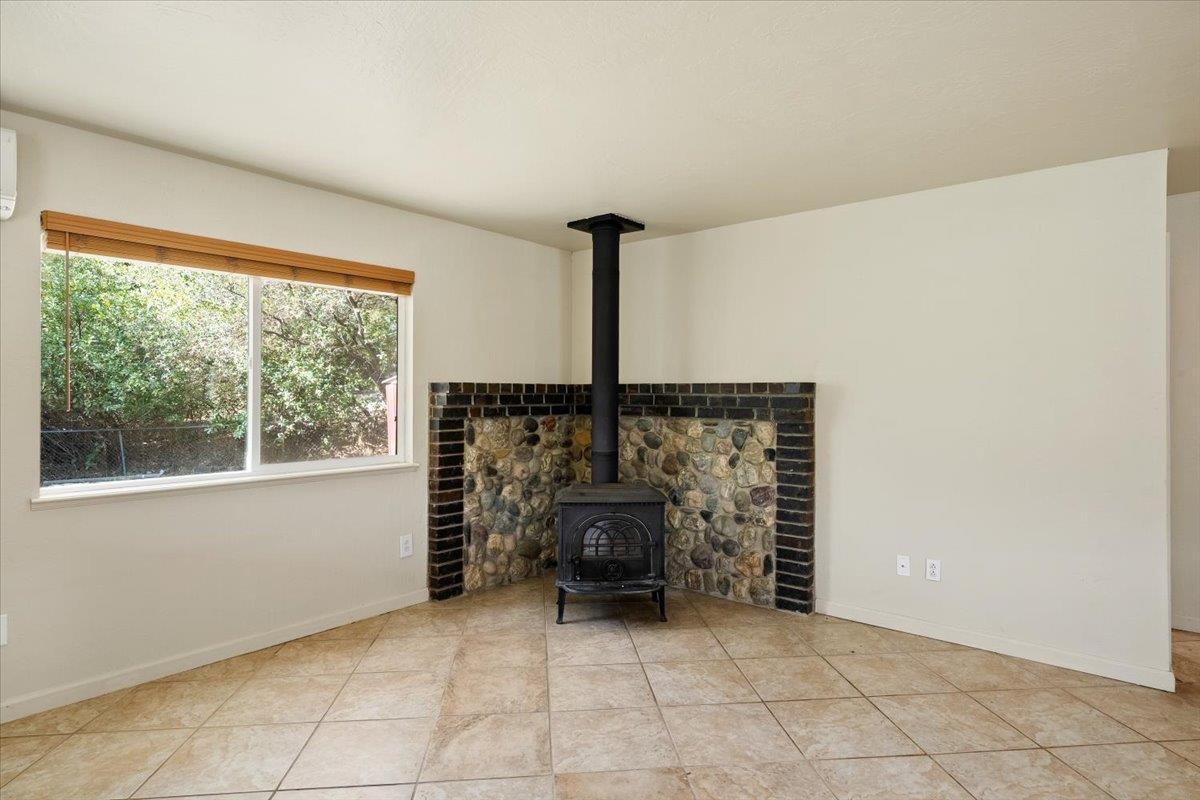 1302 Nicks Lane Placerville, CA 95667 - Photo 19 of 51 a an empty room with windows
