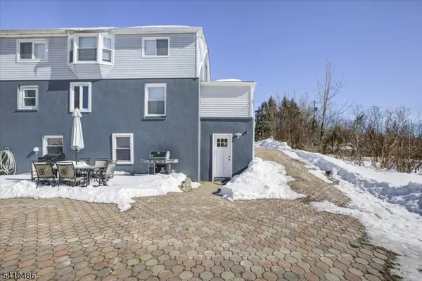 a view of backyard of the house