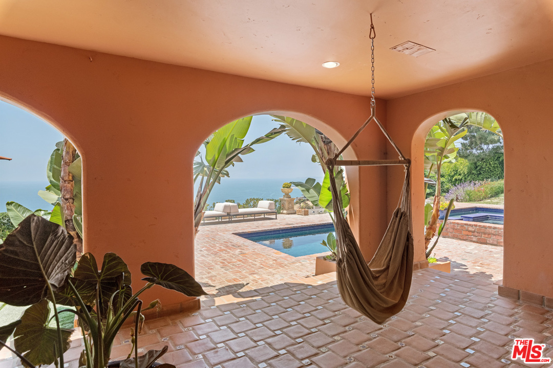 21424 Deerpath Lane Malibu, CA 90265 - Photo 38 of 51 a view of living room