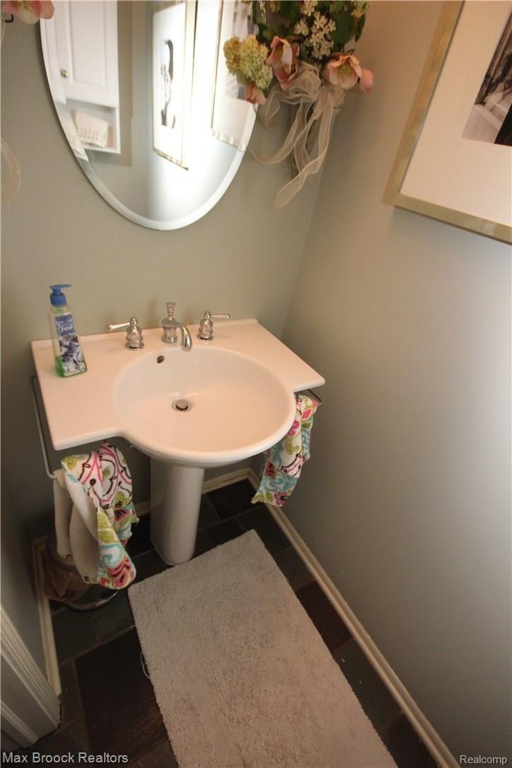 32630 Old Post Road Franklin, MI 48025 - Photo 15 of 33 Main floor half bathroom