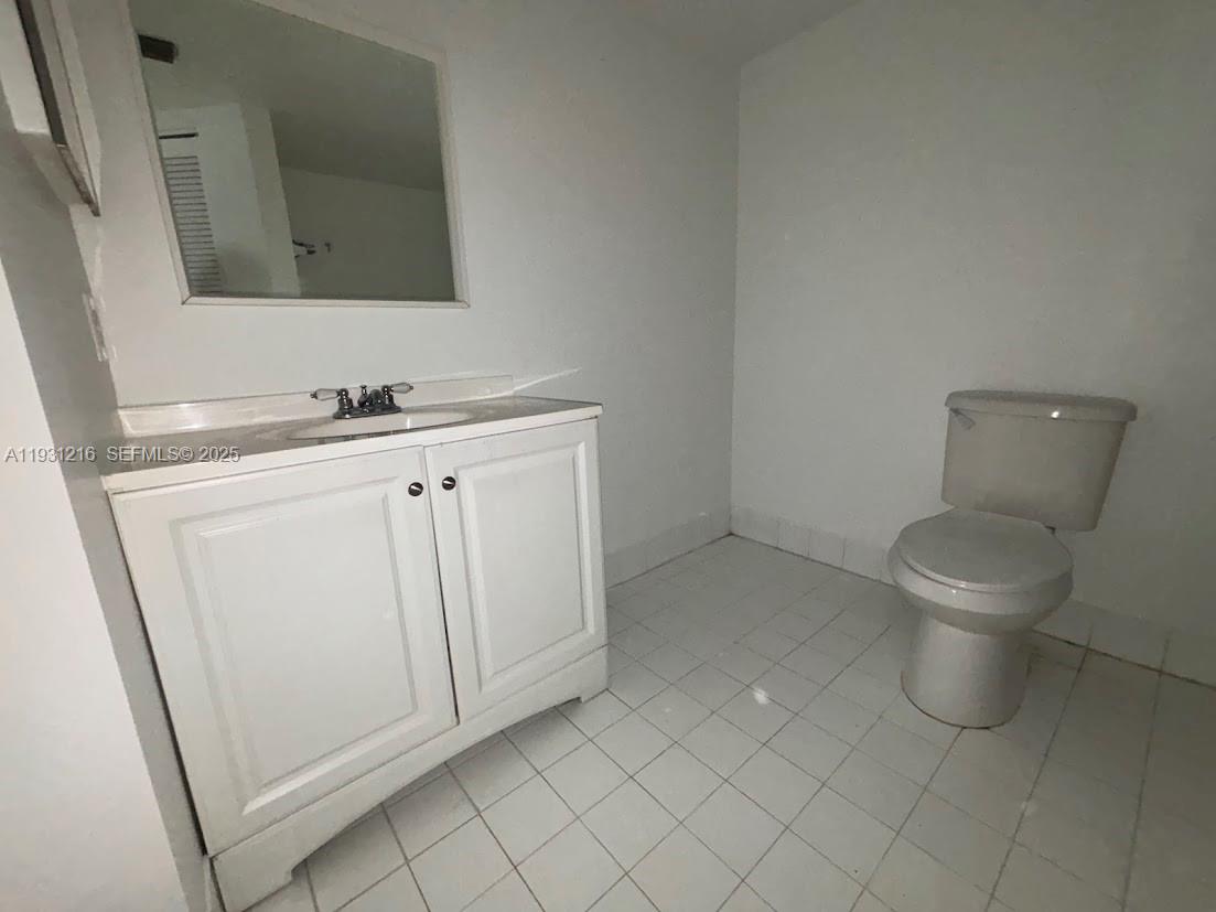 440 South Park Road, Unit 4303 Hollywood, FL 33021 - Photo 15 of 28 a bathroom with a toilet sink and mirror