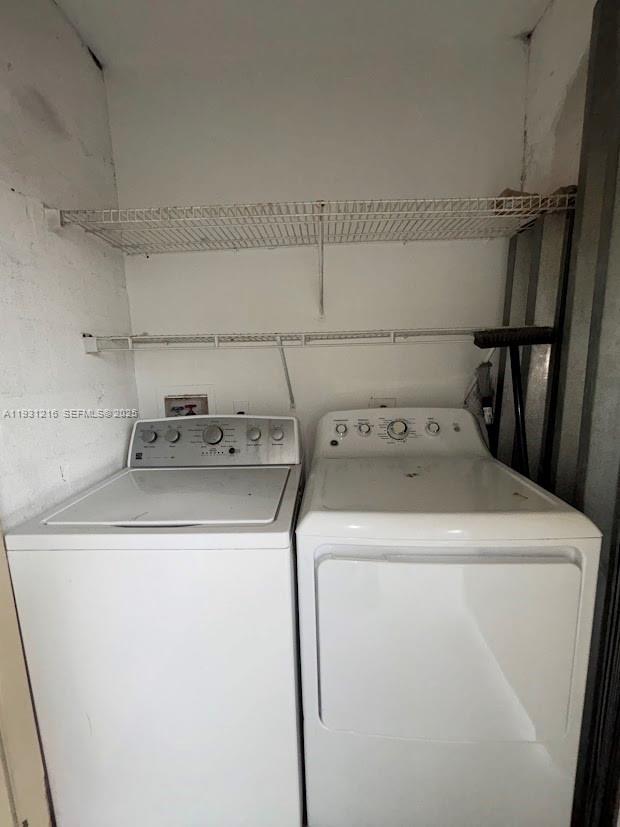 440 South Park Road, Unit 4303 Hollywood, FL 33021 - Photo 16 of 28 a utility room with dryer and washer