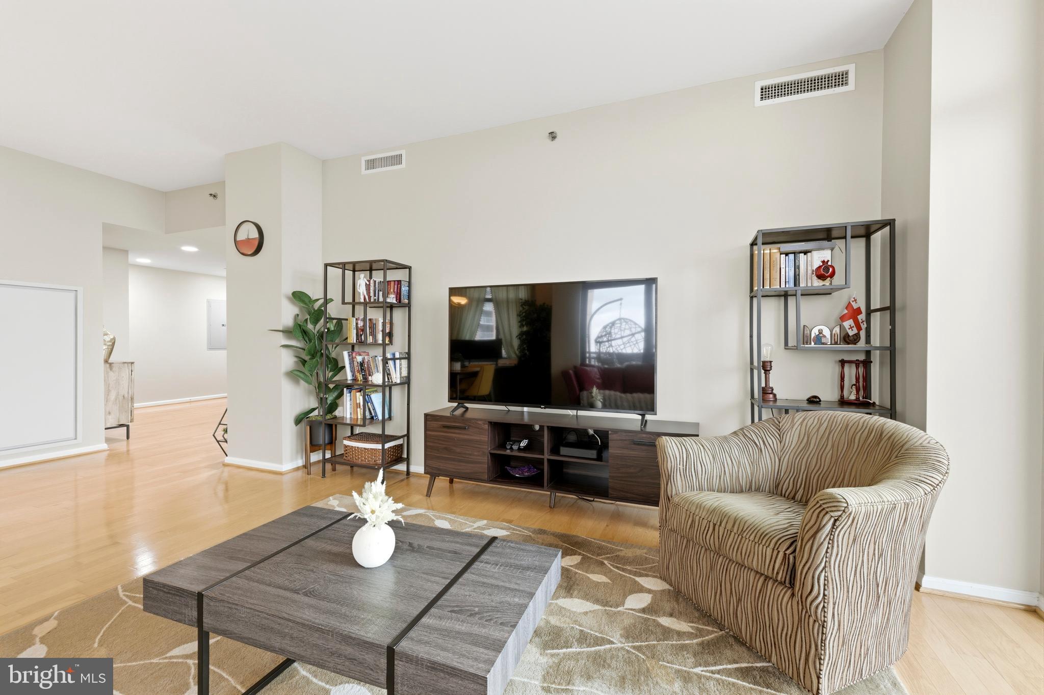 11700 Old Georgetown Road, Unit 910 North Bethesda, MD 20852 - Photo 4 of 36