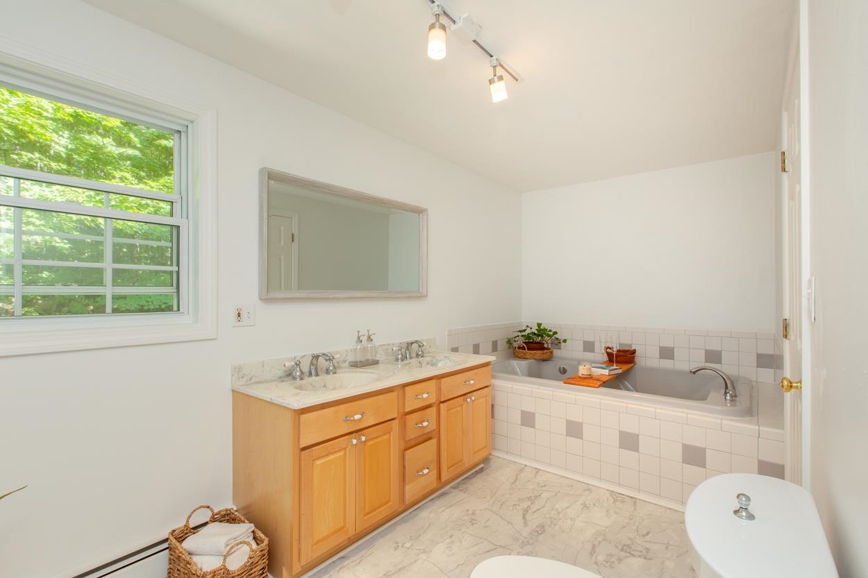 2 Stratton Lane Raymond, NH 03077 - Photo 31 of 40