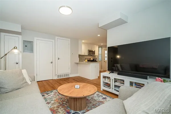 $1,850 | 7537 Buckingham Drive, Clayton, MO 63105