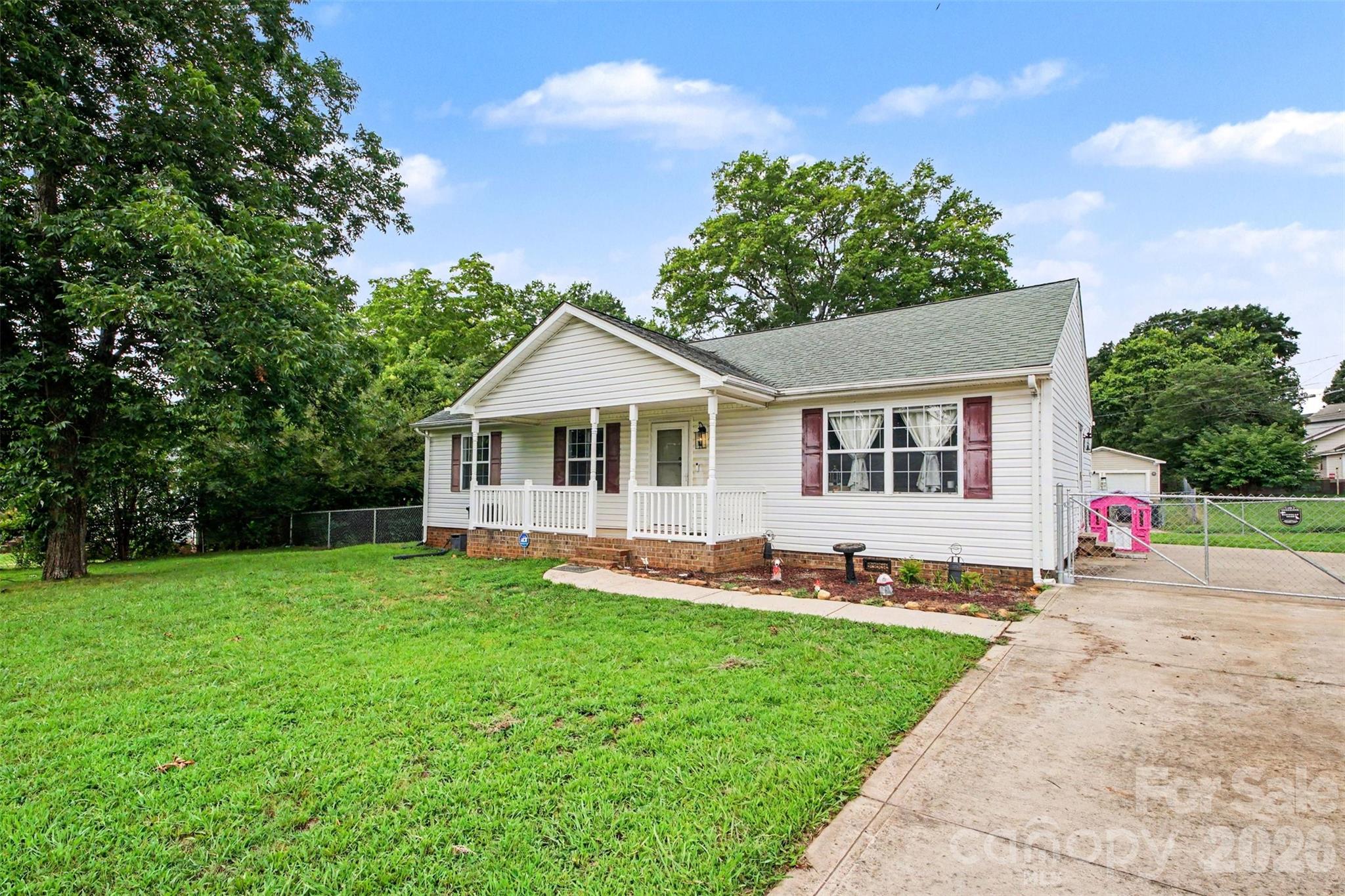 409 Baker Street Kings Mountain, NC 28086 - Photo 2 of 30 Gallery Image 2