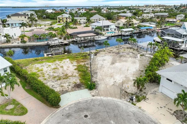 $1,385,000 | 20 Avenida Carita, Fort Myers Beach, FL 33931