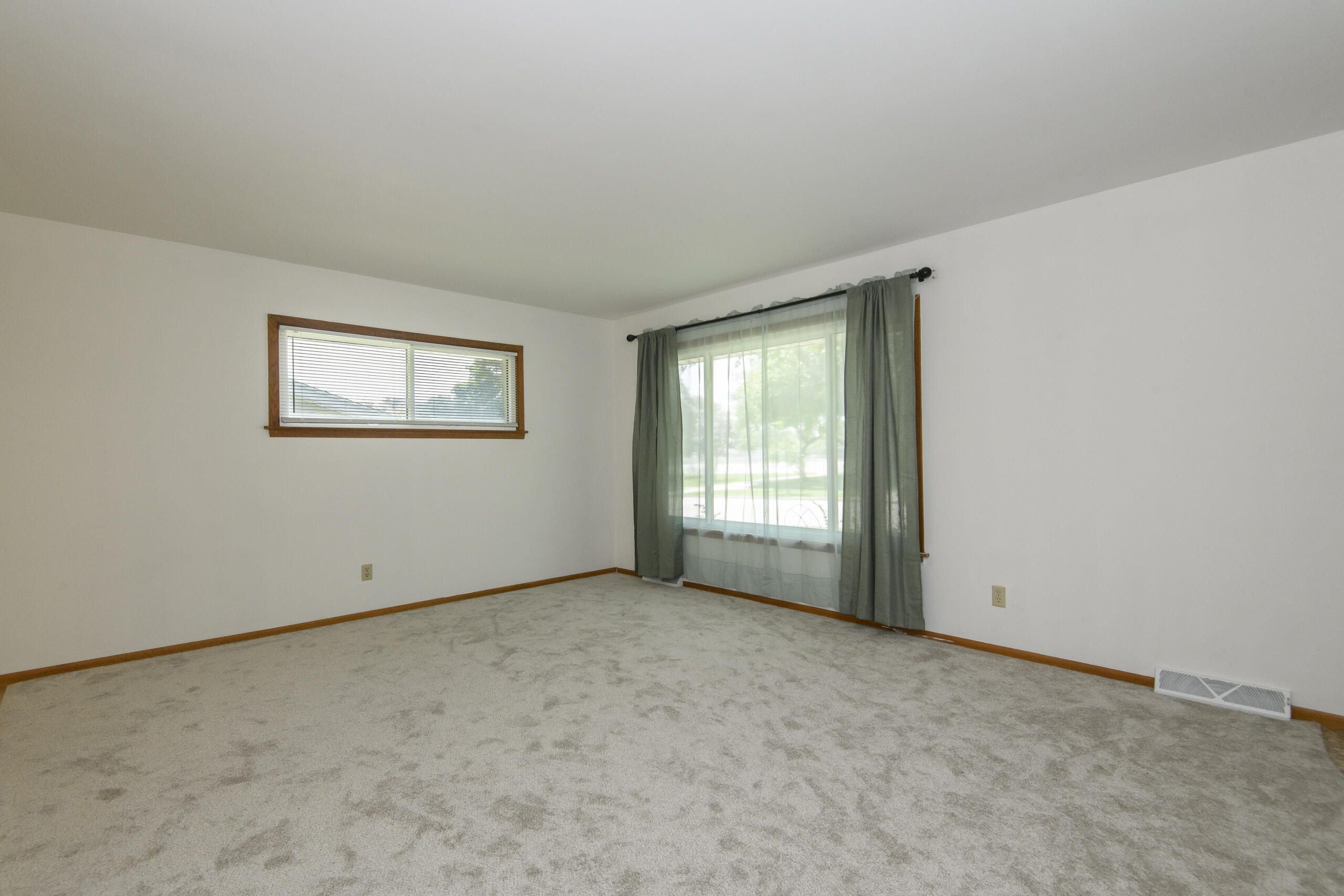 7016 North 86th Street Milwaukee, WI 53224 - Photo 4 of 40 Living room