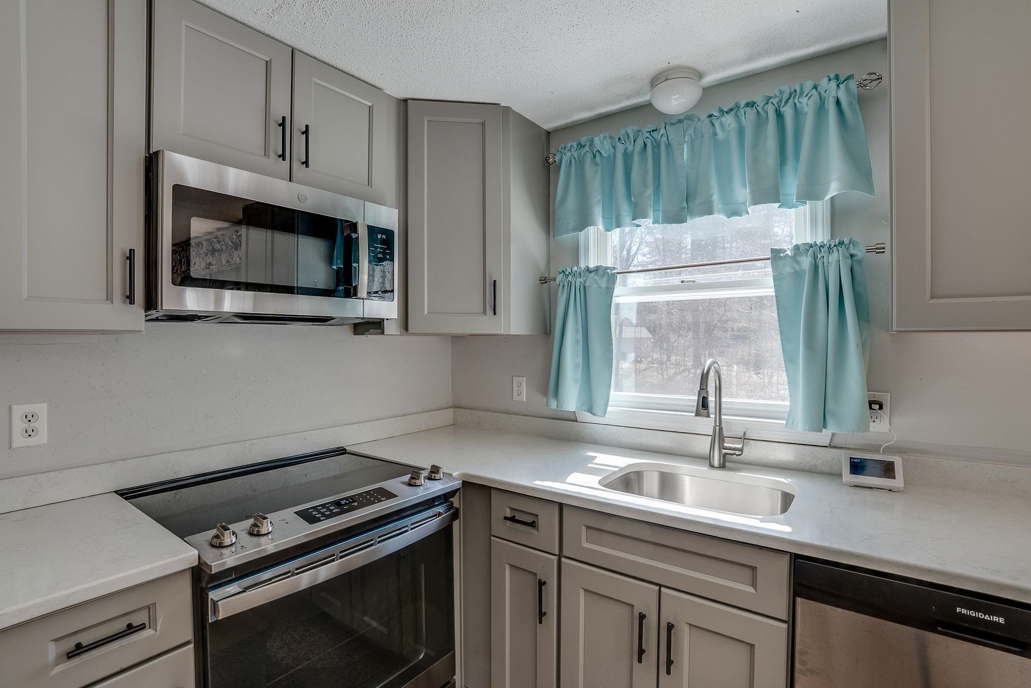 22 A Circle Drive Litchfield, NH 03052 - Photo 8 of 19