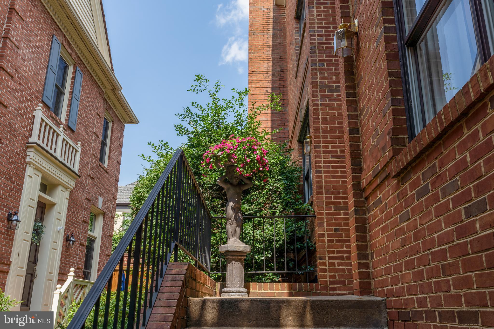 1498 Hampton Hill Circle McLean, VA 22101 - Photo 2 of 27