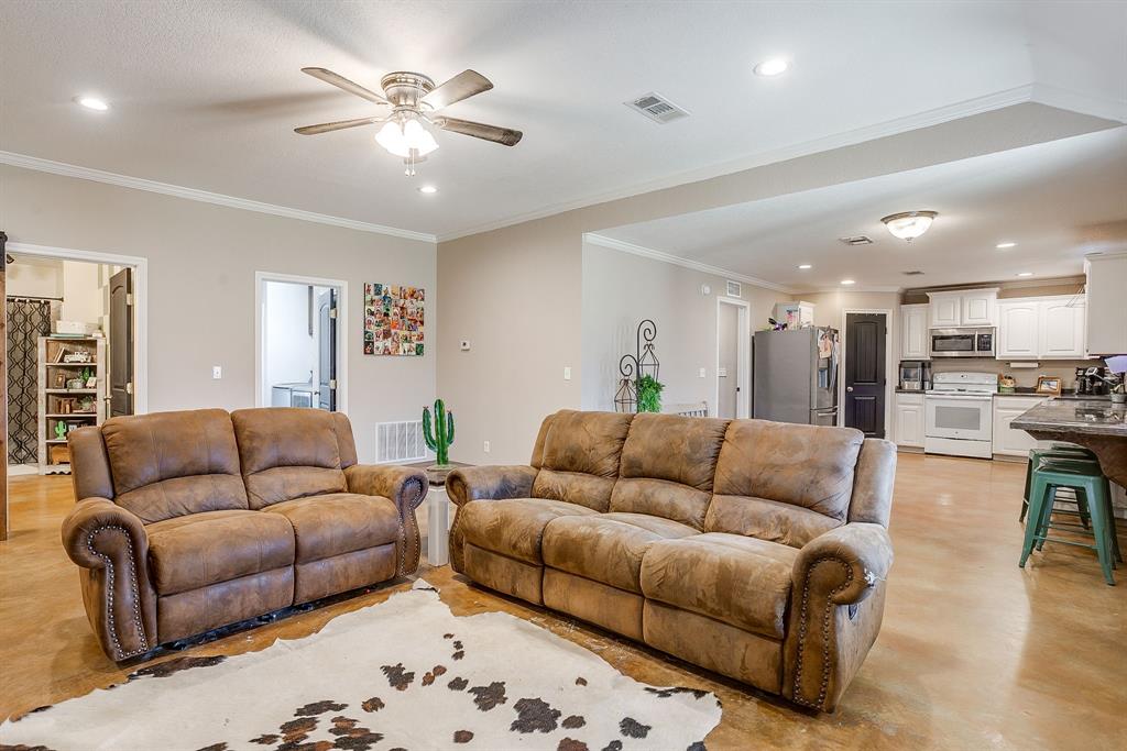 301 Willow Circle Springtown, TX 76082 - Photo 11 of 40