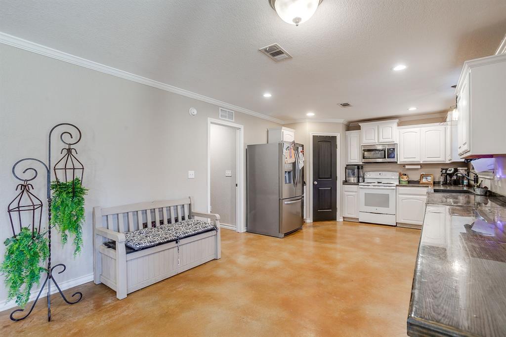 301 Willow Circle Springtown, TX 76082 - Photo 13 of 40