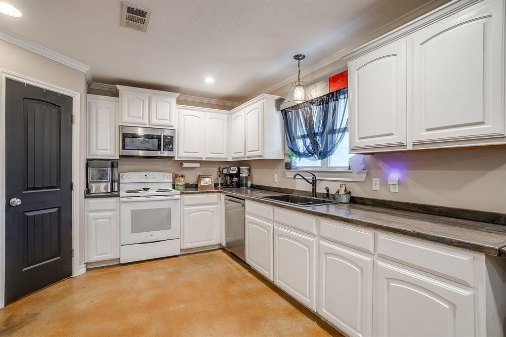 301 Willow Circle Springtown, TX 76082 - Photo 16 of 40