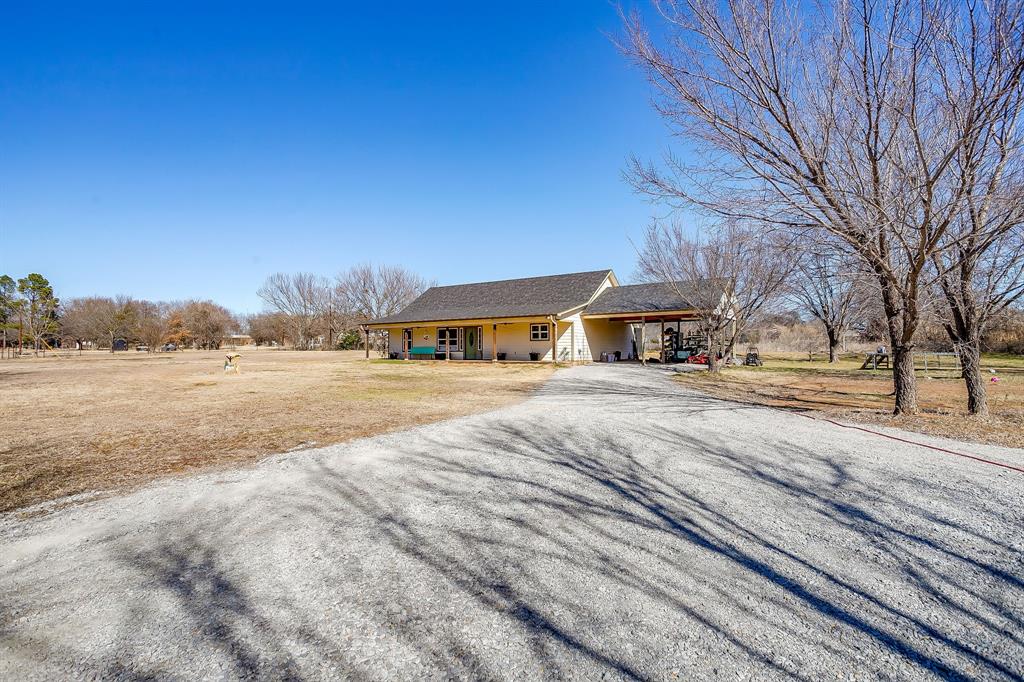 301 Willow Circle Springtown, TX 76082 - Photo 5 of 40