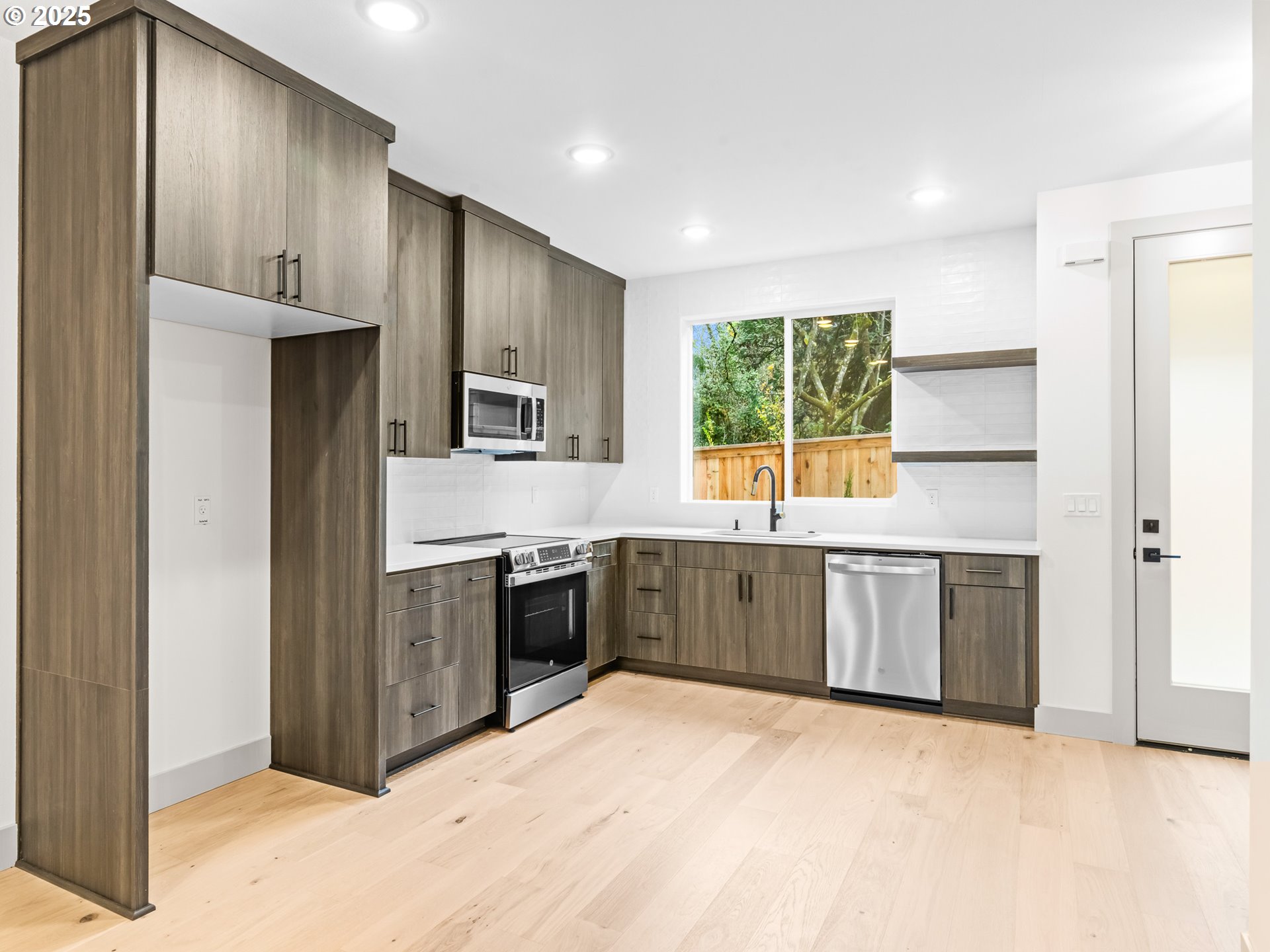 5213 Southwest Vacuna Street Portland, OR 97219 - Photo 6 of 16