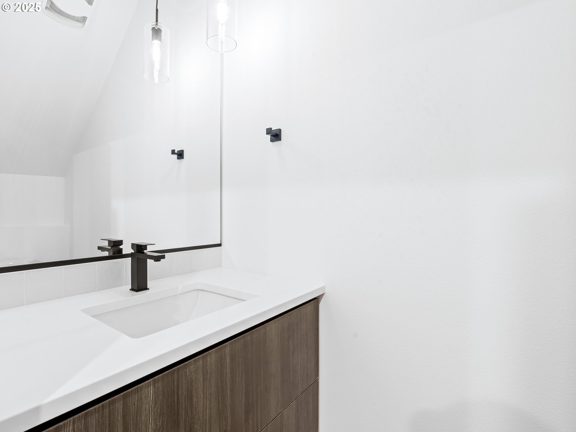 5213 Southwest Vacuna Street Portland, OR 97219 - Photo 7 of 16