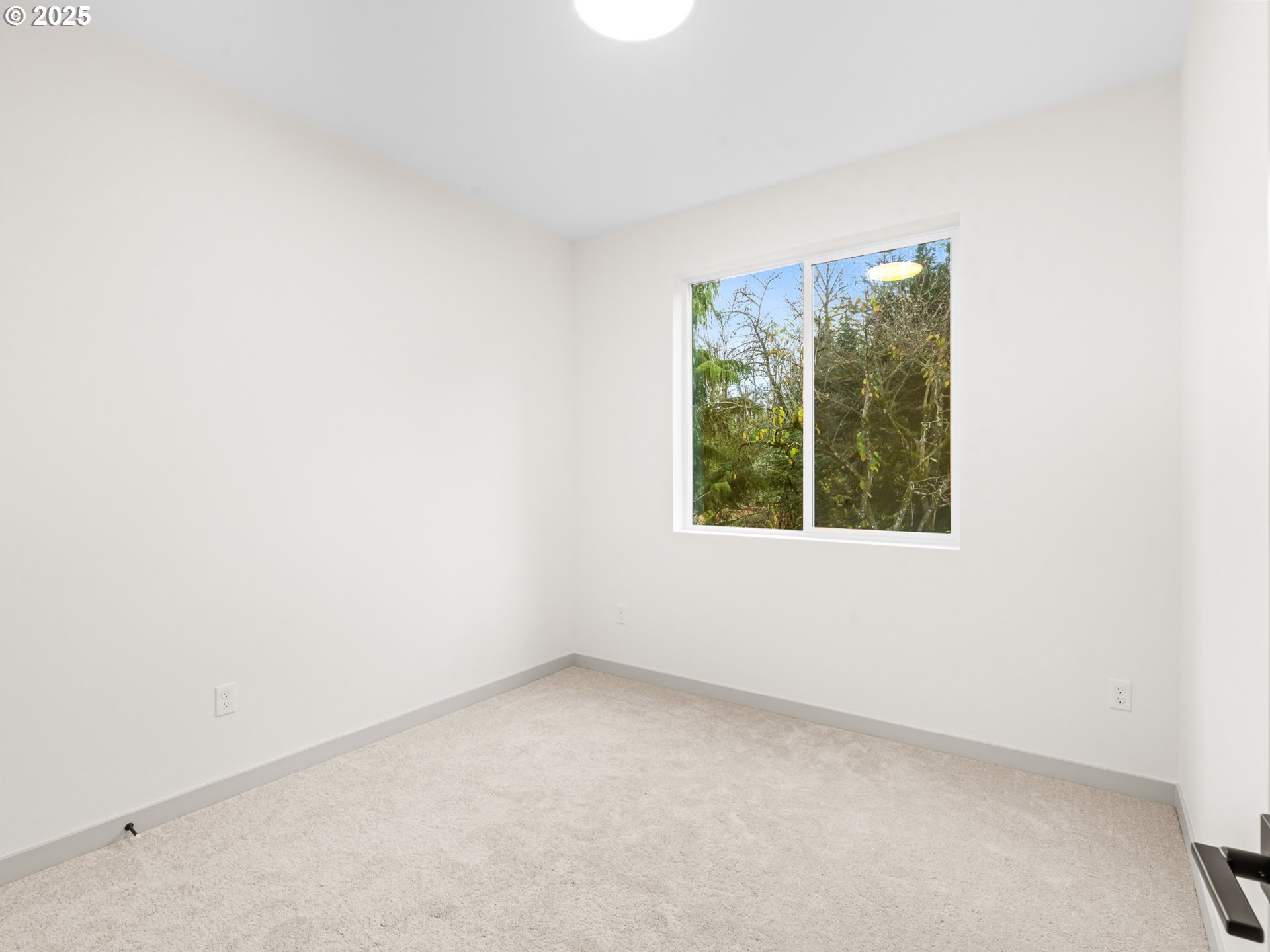 5213 Southwest Vacuna Street Portland, OR 97219 - Photo 9 of 16