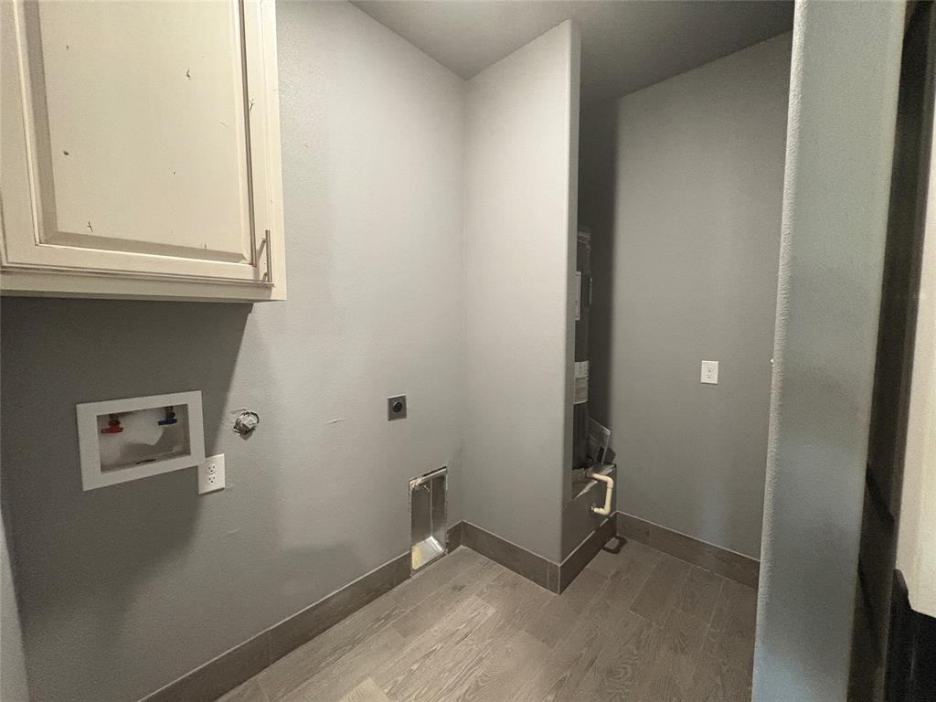 216 Cleveland Street, Unit B Cleburne, TX 76031 - Photo 18 of 26 an empty room with mirror