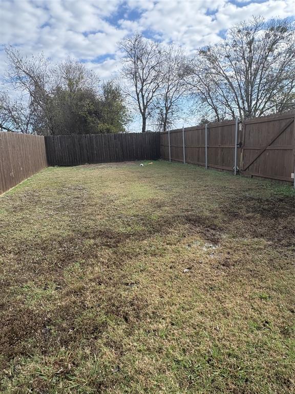 216 Cleveland Street, Unit B Cleburne, TX 76031 - Photo 24 of 26 a backyard of a house with lots of green space