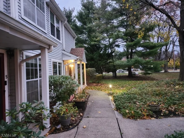 a view of a pathway with a house