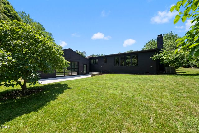 a view of a back yard