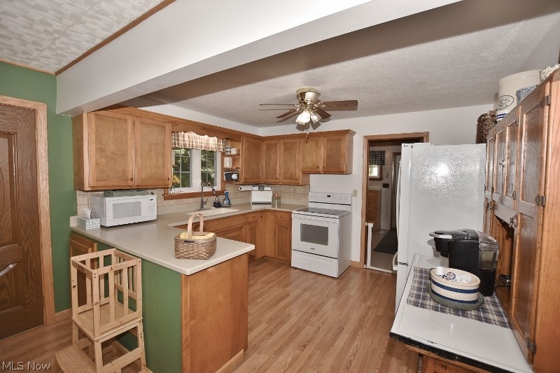 5007 Raven Road Southeast Carrollton, OH 44615 - Photo 14 of 50 The kitchen offers nice oak cabinetry and laminate flooring