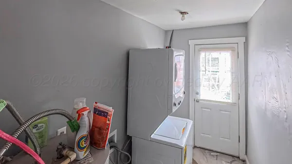 a view of room with window and washer